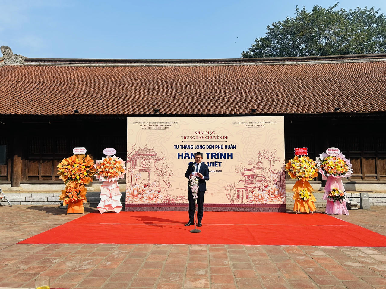 TS L&ecirc; Xu&acirc;n Ki&ecirc;u ph&aacute;t biểu tại&amp;amp;nbsp;trưng b&agrave;y chuy&ecirc;n đề &ldquo;Từ Thăng Long đến Ph&uacute; Xu&acirc;n - H&agrave;nh tr&igrave;nh gốm Việt&rdquo;.&amp;amp;nbsp;