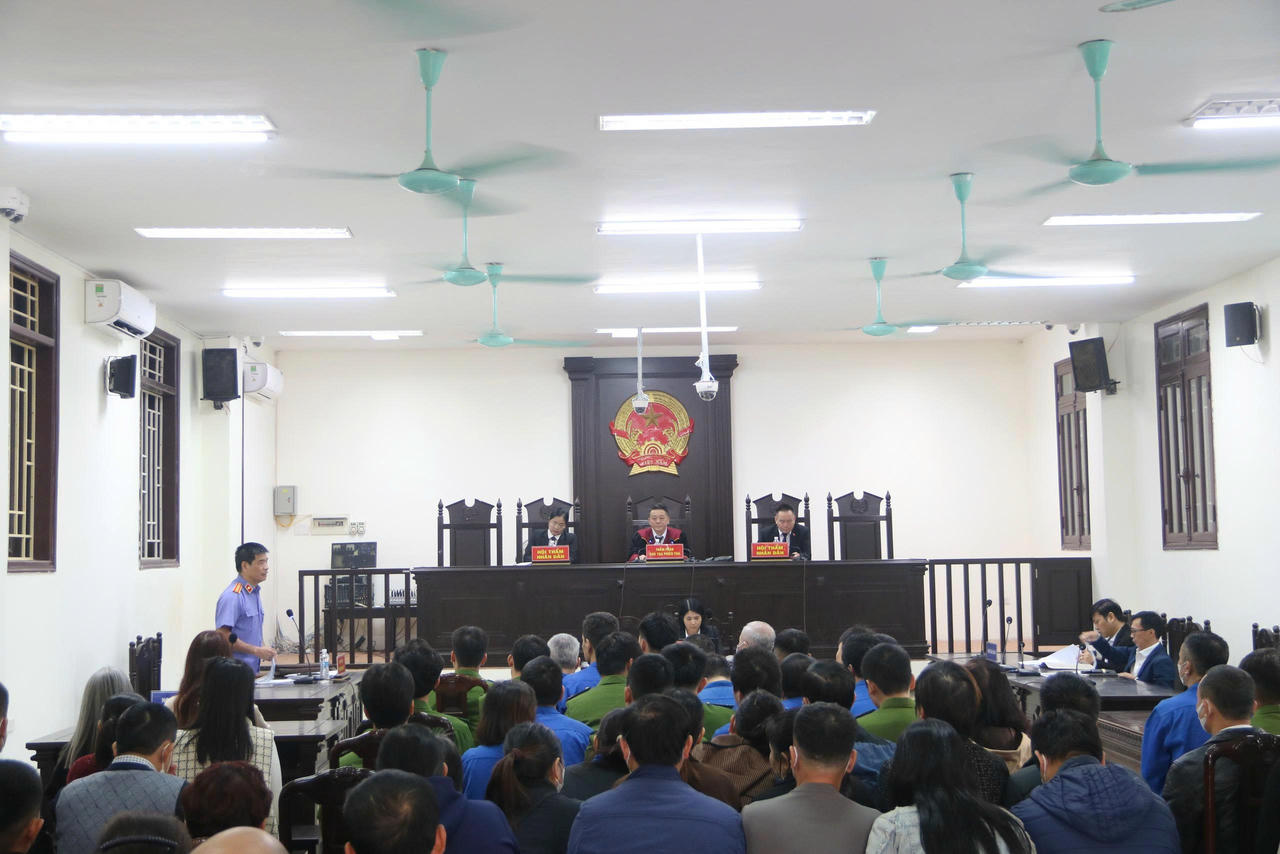 Quang cảnh phi&ecirc;n t&ograve;a.