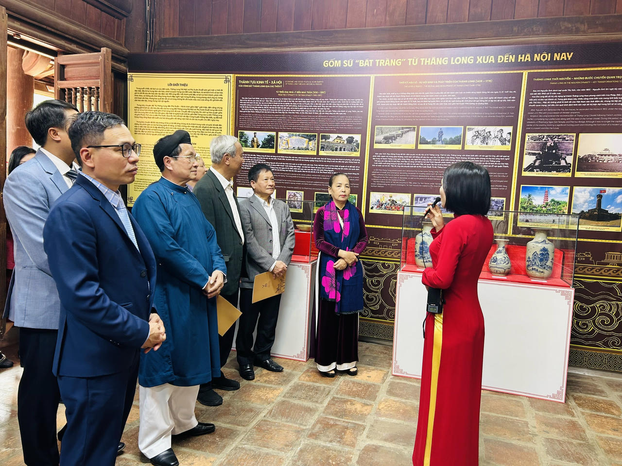 C&aacute;c đại biểu tham quan trưng b&agrave;y sản phẩm gốm B&aacute;t Tr&agrave;ng v&agrave; gốm Phước T&iacute;ch.