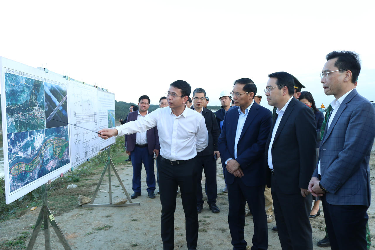 Ph&oacute; Thủ tướng đ&atilde; khảo s&aacute;t c&ocirc;ng tr&igrave;nh cầu đường b&ocirc;̣ qua s&ocirc;ng Hồng thu&ocirc;̣c bi&ecirc;n giới Bát Xát (Vi&ecirc;̣t Nam) - Bá Sái (Trung Qu&ocirc;́c)