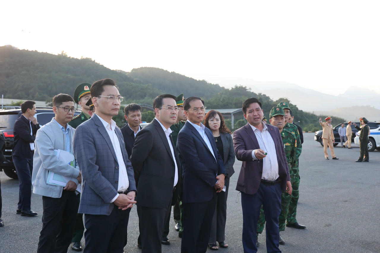 L&atilde;nh đạo Ban Quản l&yacute; Khu kinh tế tỉnh L&agrave;o Cai b&aacute;o c&aacute;o Ph&oacute; Thủ tướng về quy hoạch Khu Kim Th&agrave;nh, t&igrave;nh h&igrave;nh khai th&aacute;c hạ tầng cửa khẩu; đồng thời th&ocirc;ng tin tiến độ triển khai c&aacute;c dự &aacute;n mở rộng khu vực cửa khẩu v&agrave; kết nối giao th&ocirc;ng đối ngoại.