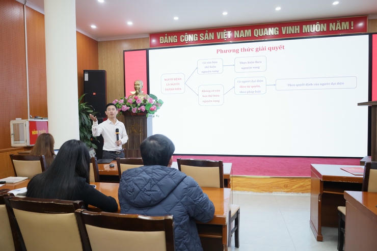 Đồng ch&iacute; H&agrave; Trường Giang - Vụ Ph&aacute;p chế, Bộ Y tế b&aacute;o c&aacute;o tại buổi tập huấn.