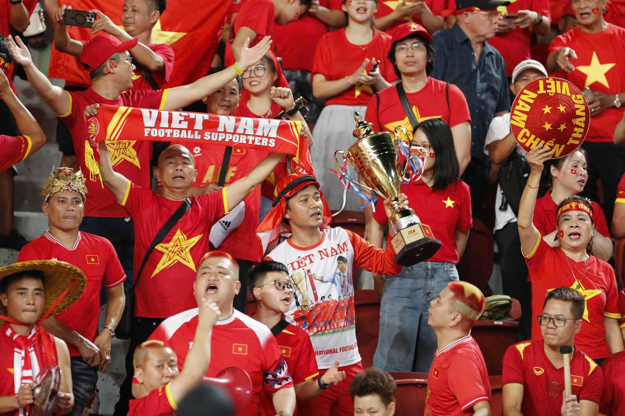 Rất đ&ocirc;ng kh&aacute;n giả đến s&acirc;n Rajamangala ủng hộ đội tuyển U22 Việt Nam (Ảnh VFF)