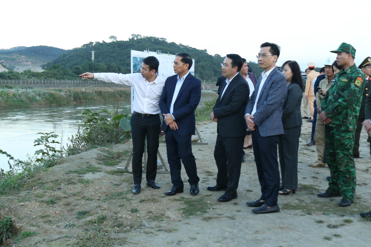 Ph&oacute; Thủ tướng B&ugrave;i Thanh Sơn khảo sát c&aacute;c dự &aacute;n hạ tầng bi&ecirc;n giới tại L&agrave;o Cai