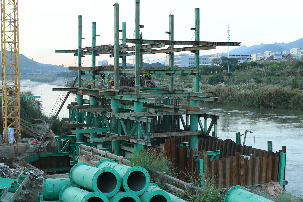 C&ocirc;ng tr&igrave;nh cầu đường bộ qua s&ocirc;ng Hồng bi&ecirc;n giới B&aacute;t X&aacute;t (Việt Nam) &ndash; B&aacute; S&aacute;i (Trung Quốc) c&oacute; tổng mức đầu tư 1.500 tỷ đồng