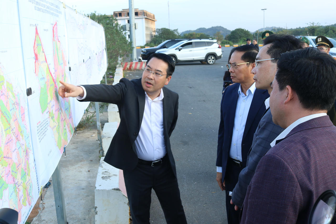 Chủ tịch UBND tỉnh Lào Cai Nguy&ecirc;̃n Tu&acirc;́n Anh&amp;amp;nbsp;b&aacute;o c&aacute;o quy hoạch, tiến độ c&aacute;c dự &aacute;n hạ tầng kết nối tại khu vực bi&ecirc;n giới.