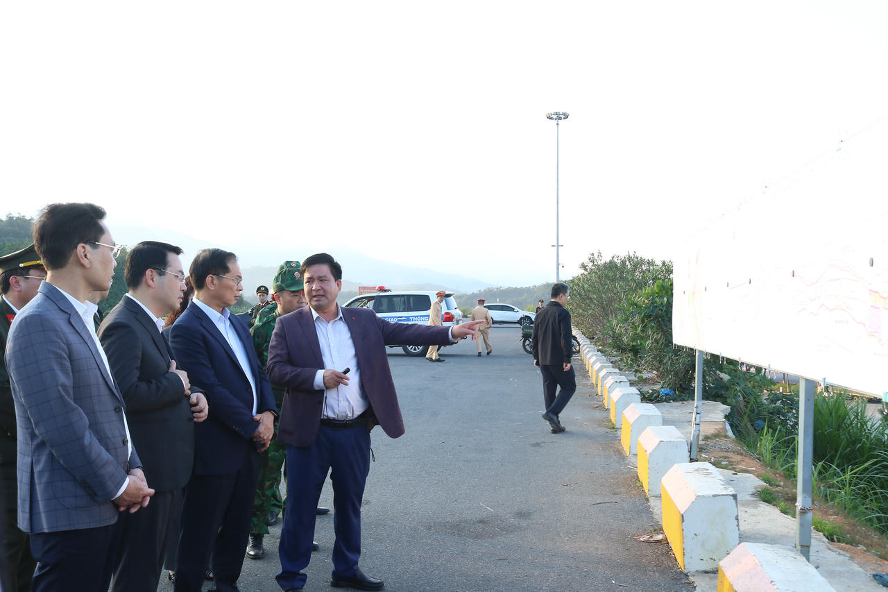 Ph&oacute; Thủ tướng B&ugrave;i Thanh Sơn khảo sát c&aacute;c dự &aacute;n hạ tầng bi&ecirc;n giới tại L&agrave;o Cai