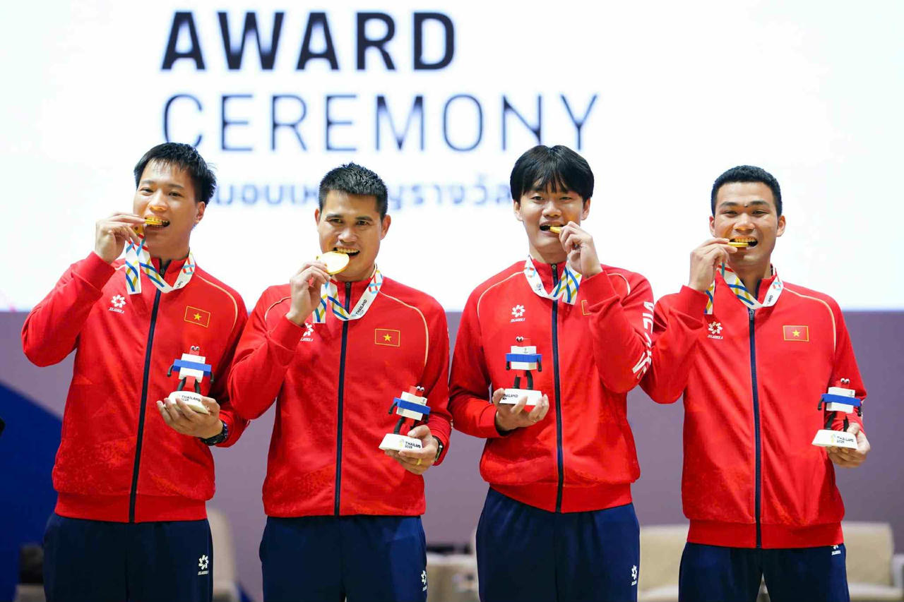 Kiếm ch&eacute;m đồng đội nam xuất sắc gi&agrave;nh HCV. (Ảnh: Nam Trần)