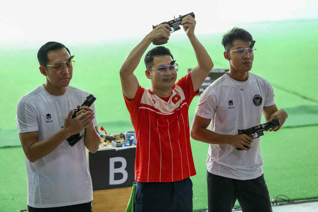 Xạ thủ H&agrave; Minh Th&agrave;nh ph&aacute; kỷ lục SEA Games ở nội dung 25m s&uacute;ng ngắn bắn nhanh c&aacute; nh&acirc;n nam. (Ảnh: Thanh Định)