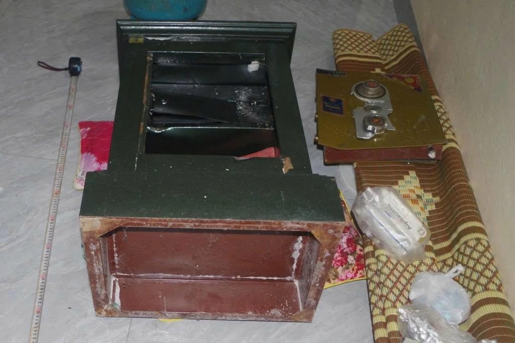 Đối tượng đ&atilde;&amp;amp;nbsp;cạy ph&aacute; k&eacute;t sắt v&agrave; lấy trộm 80 triệu đồng tiền mặt v&agrave; 0,5 chỉ v&agrave;ng.