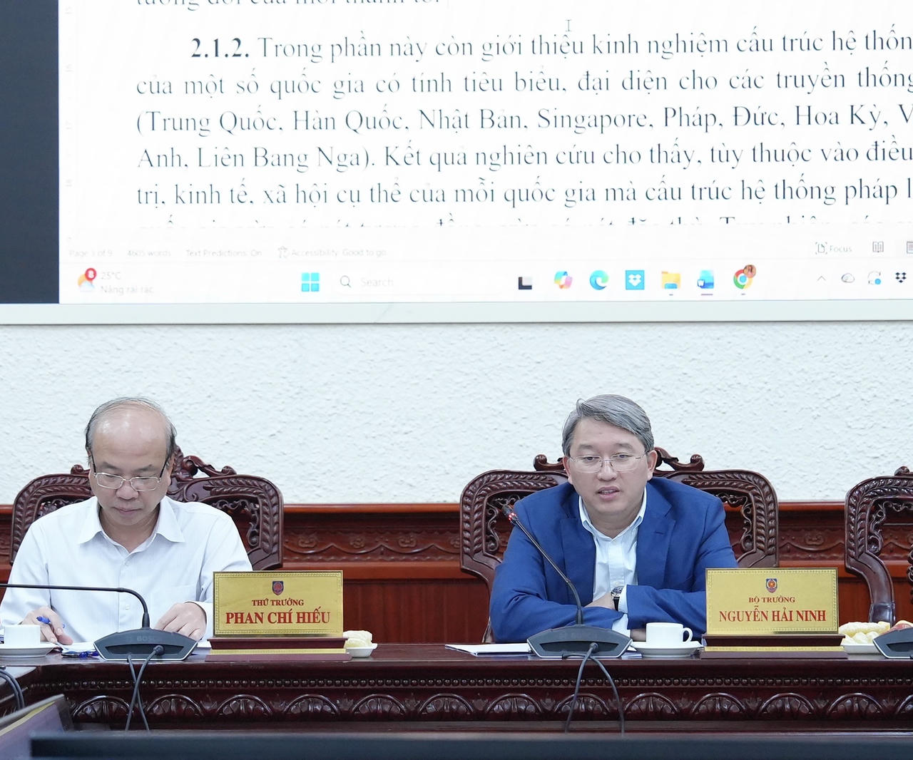 B&ocirc;̣ trưởng Nguy&ecirc;̃n Hải Ninh phát bi&ecirc;̉u tại bu&ocirc;̉i làm vi&ecirc;̣c