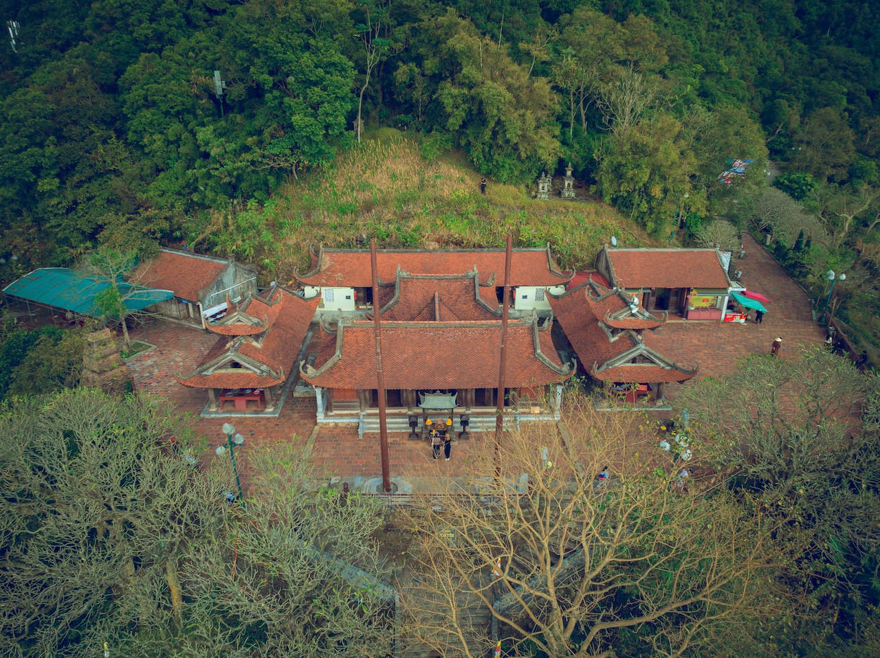 Thiền ph&aacute;i Tr&uacute;c L&acirc;m Y&ecirc;n Tử, d&ograve;ng Phật gi&aacute;o do Phật ho&agrave;ng Trần Nh&acirc;n T&ocirc;ng s&aacute;ng lập, mang đậm bản sắc Việt Nam, đề cao tinh thần nhập thế, h&ograve;a hợp đạo v&agrave; đời, hướng con người tới c&aacute;c gi&aacute; trị ch&acirc;n - thiện - mỹ, khuyến kh&iacute;ch tr&aacute;ch nhiệm đối với cộng đồng v&agrave; x&atilde; hội.