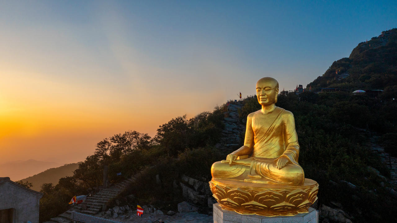 Phật ho&agrave;ng Trần Nh&acirc;n T&ocirc;ng vị minh qu&acirc;n, người s&aacute;ng lập Thiền ph&aacute;i Tr&uacute;c L&acirc;m Y&ecirc;n Tử - D&ograve;ng thiền mang đậm bản sắc Việt Nam.