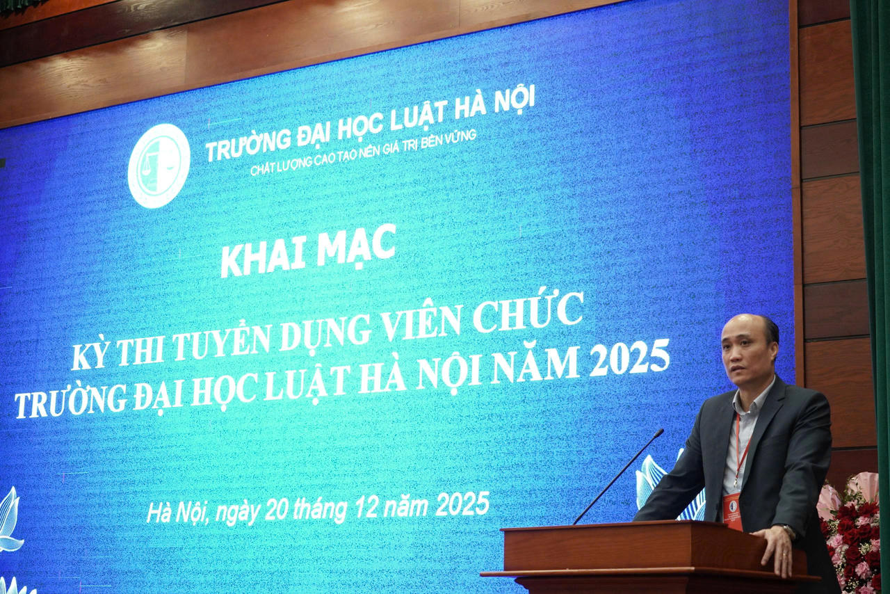 PGS.TS T&ocirc; Văn H&ograve;a, Hiệu trưởng Nh&agrave; trường ph&aacute;t biểu khai mạc.