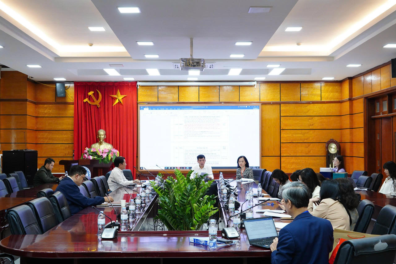 Ban coi thi tổ chức cuộc họp triển khai nhiệm vụ, qu&aacute;n triệt quy chế v&agrave; thống nhất c&aacute;c nội dung li&ecirc;n quan đến c&ocirc;ng t&aacute;c coi thi.