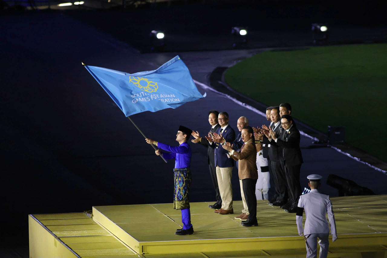 Malaysia tiếp nhận cờ đăng cai SEA Games 34. (Ảnh: Qu&yacute; Lượng)