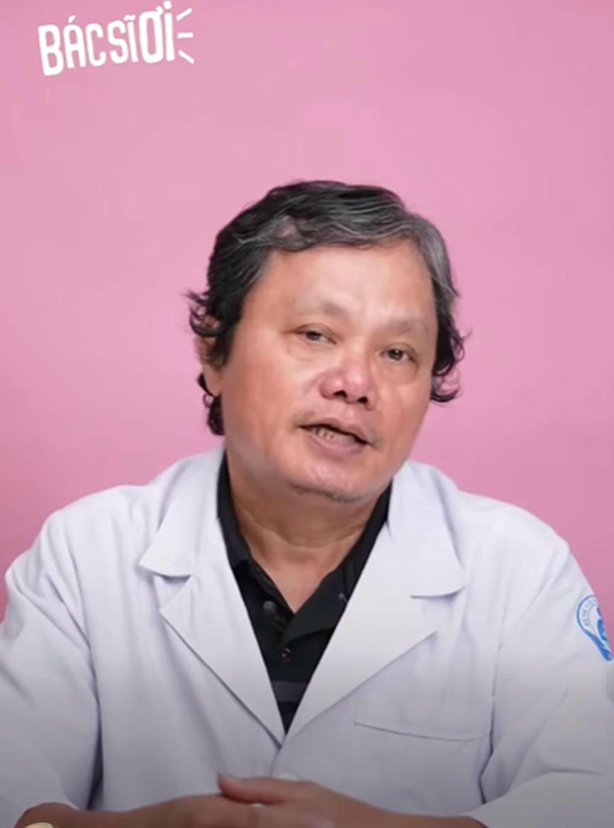 B&aacute;c sĩ Trương Hữu Khanh cực k&igrave; ki&ecirc;n nhẫn với những c&acirc;u hỏi li&ecirc;n quan đến bệnh nhi.