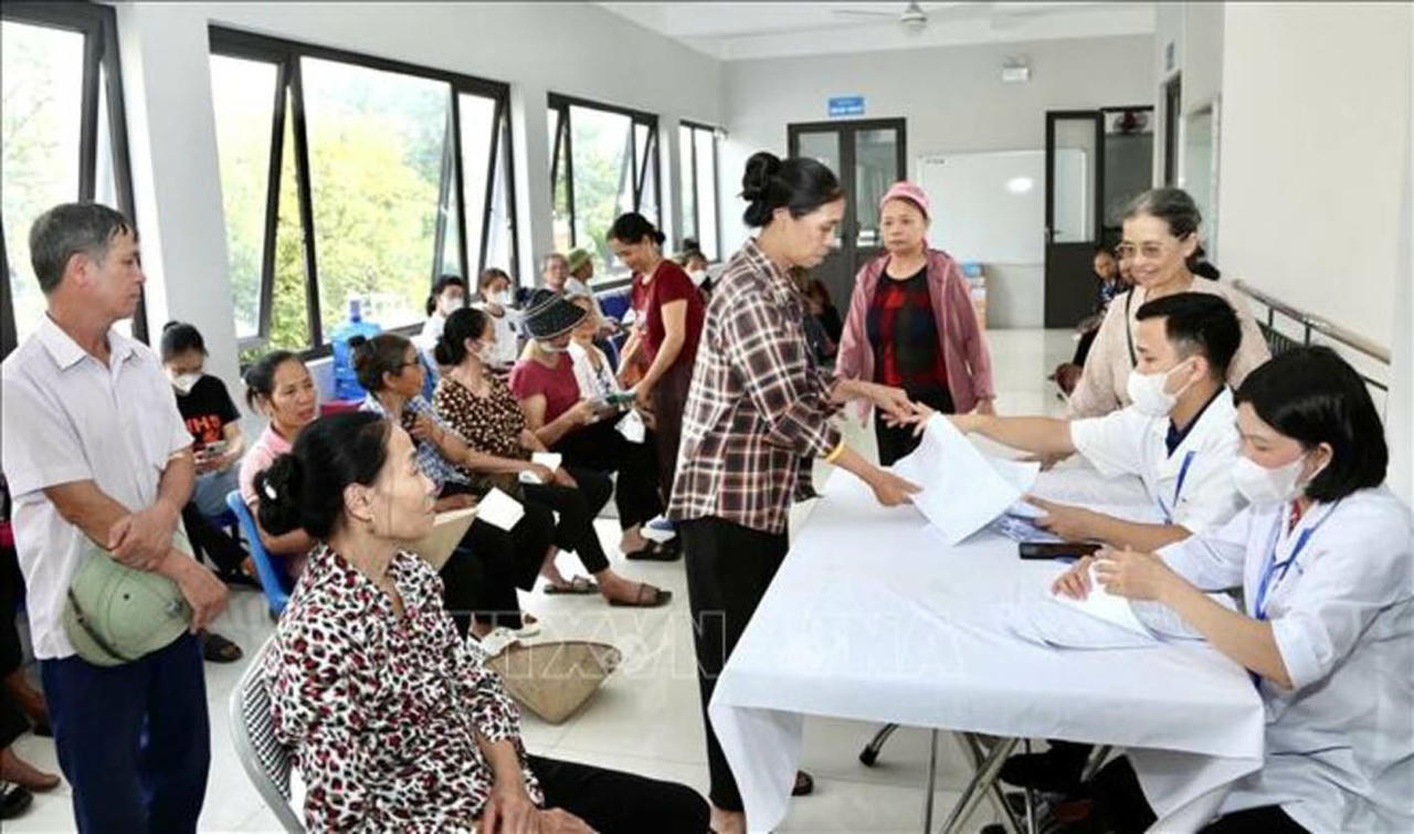 Người d&acirc;n x&atilde; Tiến Thắng (H&agrave; Nội) đến kh&aacute;m bệnh miễn ph&iacute; với nhiều chuy&ecirc;n khoa, tầm so&aacute;t c&aacute;c bệnh l&yacute; v&agrave; s&agrave;ng lọc sớm bệnh tiểu đường, rối loạn mỡ m&aacute;u... (Nguồn: TTXVN)