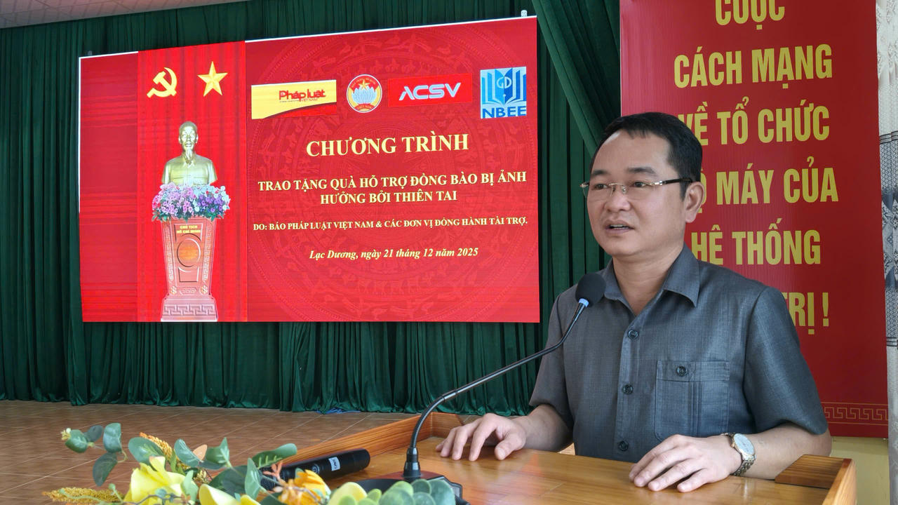 TS Vũ Ho&agrave;i Nam - B&iacute; thư Đảng uỷ, Tổng Bi&ecirc;n tập B&aacute;o Ph&aacute;p luật Việt Nam chia sẻ với người d&acirc;n chịu ảnh hưởng bởi thi&ecirc;n tai.