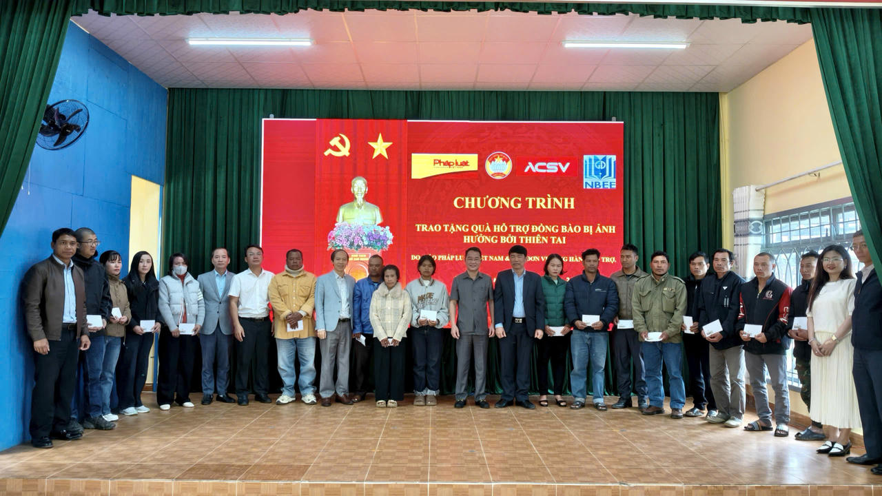 Đại diện B&aacute;o Ph&aacute;p luật Việt Nam trao tặng 300 triệu đồng cho 60 hộ d&acirc;n bị hư hỏng nh&agrave; cửa ở x&atilde; Lạc Dương.