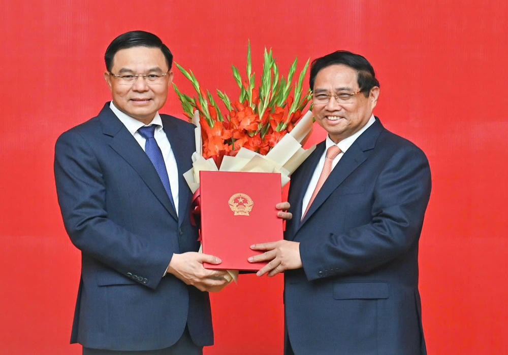 Chủ tịch Petrovietnam nhận Quyết định v&agrave; hoa ch&uacute;c mừng từ Thủ tướng Ch&iacute;nh phủ.