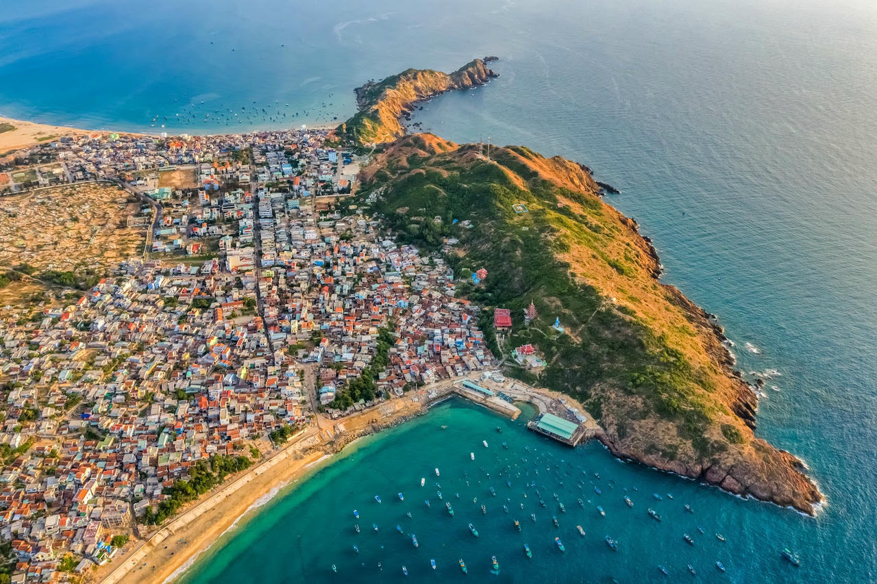 L&agrave;ng ch&agrave;i Nhơn L&yacute;, một trong những điểm du lịch hấp dẫn ở Quy Nhơn. (Ảnh: Internet).