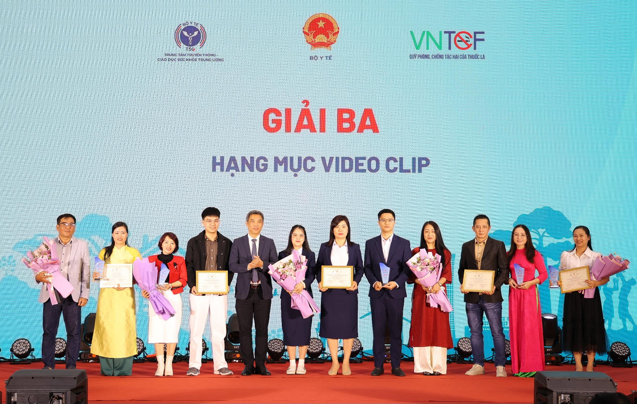 Trao giải cuộc thi S&aacute;ng t&aacute;c sản phẩm truyền th&ocirc;ng về m&ocirc;i trường kh&ocirc;ng kh&oacute;i thuốc l&aacute;