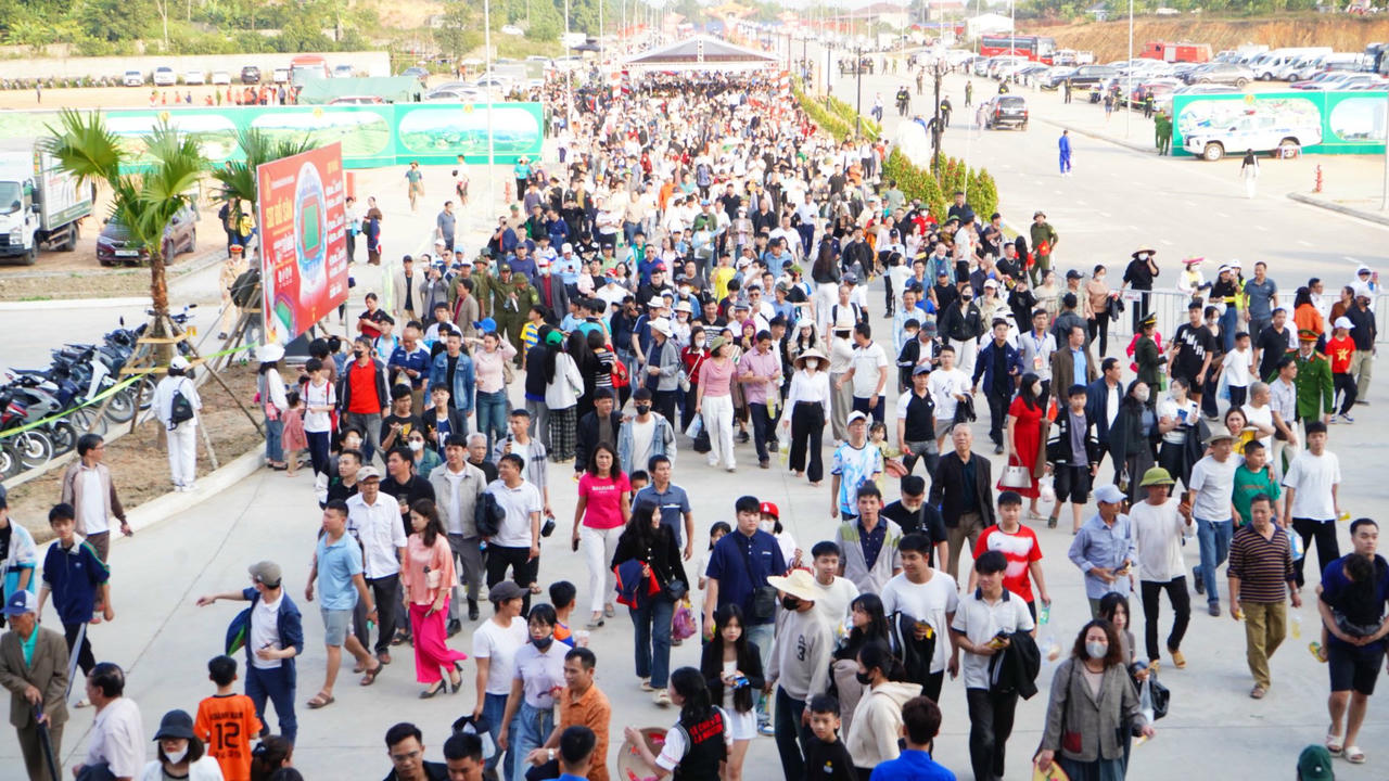 Đ&ocirc;ng đảo kh&aacute;n giả đến cổ vũ c&aacute;c đội b&oacute;ng tham gia&amp;amp;nbsp;giải Tứ h&ugrave;ng &ndash; Th&aacute;i Nguy&ecirc;n 2025