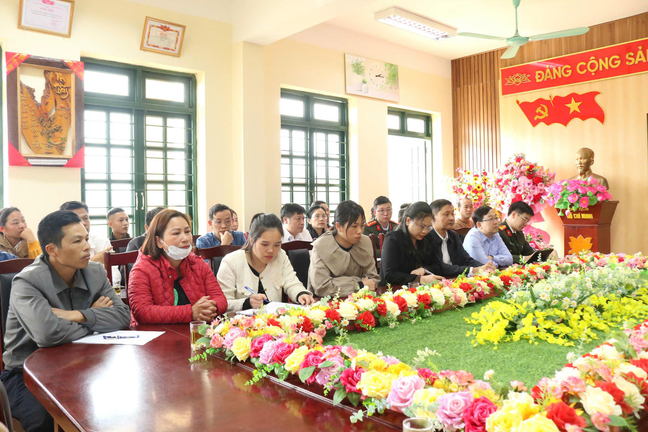 Đại di&ecirc;̣n các phụ huynh tham dự bu&ocirc;̉i đ&ocirc;́i thoại