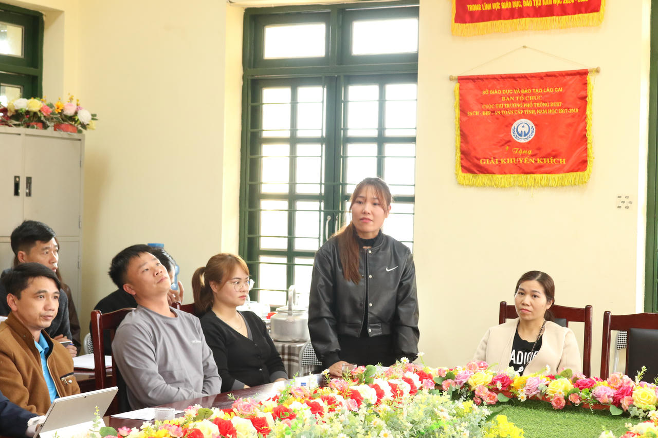 Đại di&ecirc;̣n phụ huynh phát bi&ecirc;̉u ý ki&ecirc;́n