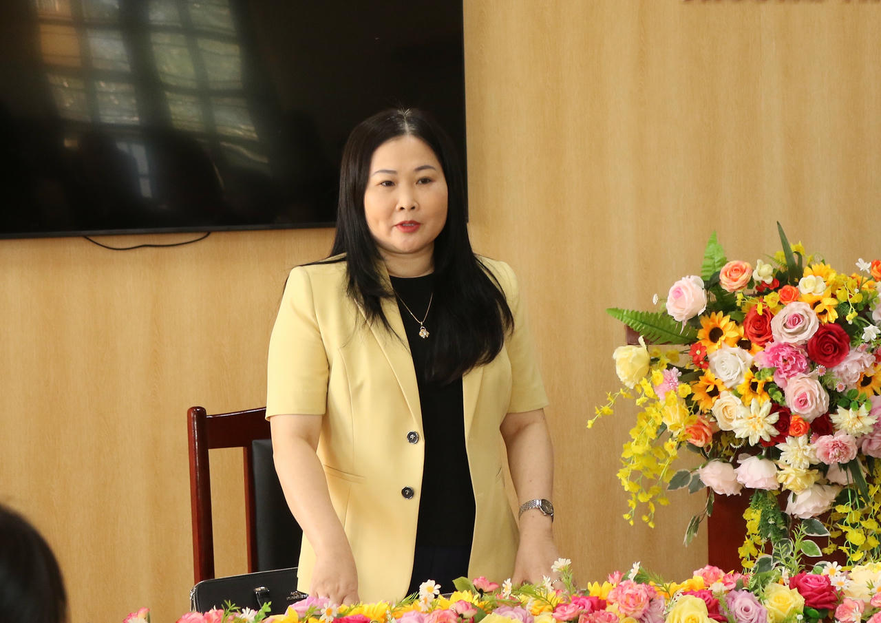 Ph&oacute; Chủ tịch UBND tỉnh Lào Cai Vũ Thị Hi&ecirc;̀n Hạnh phát bi&ecirc;̉u tại bu&ocirc;̉i đ&ocirc;́i thoại.