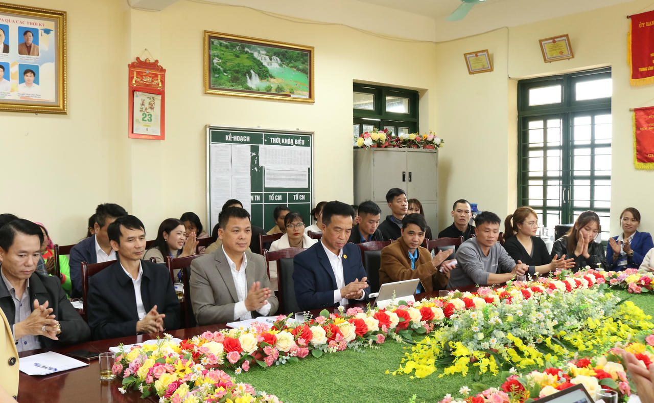 Kết th&uacute;c buổi đối thoại, các phụ huynh v&agrave; người d&acirc;n x&atilde; Bản Hồ có mặt b&agrave;y tỏ sự đồng thuận, tin tưởng v&agrave;o chủ trương, chỉ đạo của tỉnh