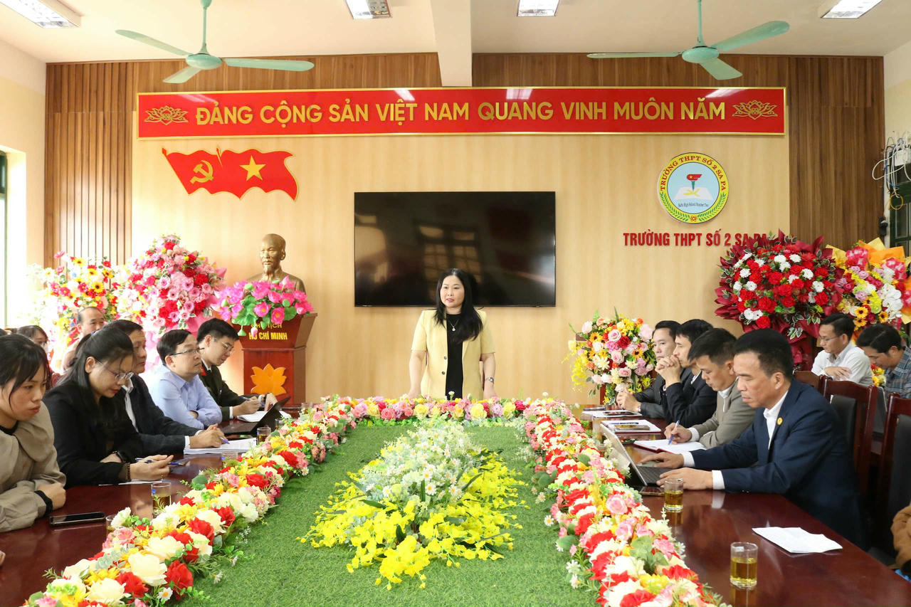 Quang canh bu&ocirc;̉i đ&ocirc;́i thoại