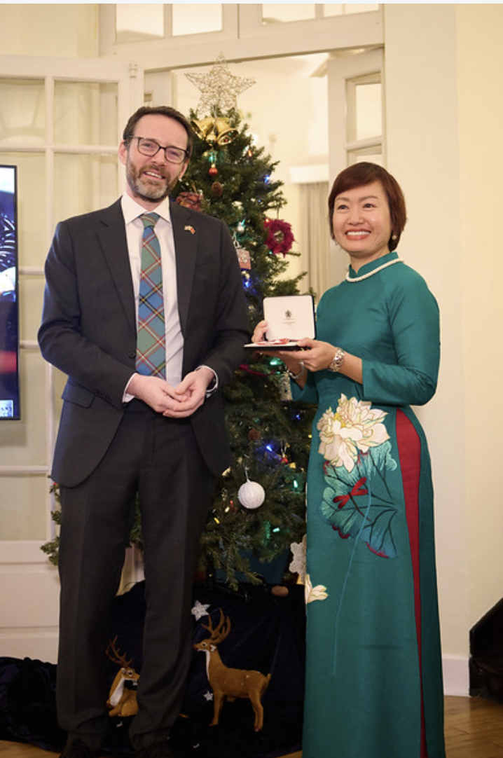 B&agrave; Cao Thị Ngọc Bảo đ&atilde; vinh dự trở th&agrave;nh người Việt hiện đang sinh sống tại Việt Nam đầu ti&ecirc;n được phong tặng danh hiệu MBE. Nguồn HĐA.