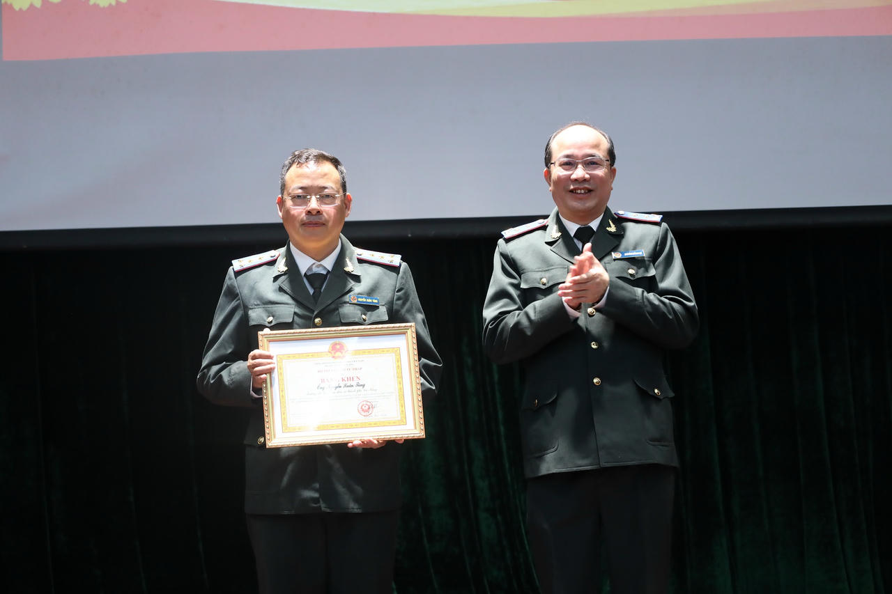 Cục trưởng Cục Quản l&yacute; THADS Nguyễn Thắng Lợi trao Bằng khen của Bộ Tư ph&aacute;p cho&amp;amp;nbsp;&ocirc;ng Nguyễn Xu&acirc;n T&ugrave;ng, Trưởng THADS TP Đ&agrave; Nẵng.&amp;amp;nbsp;