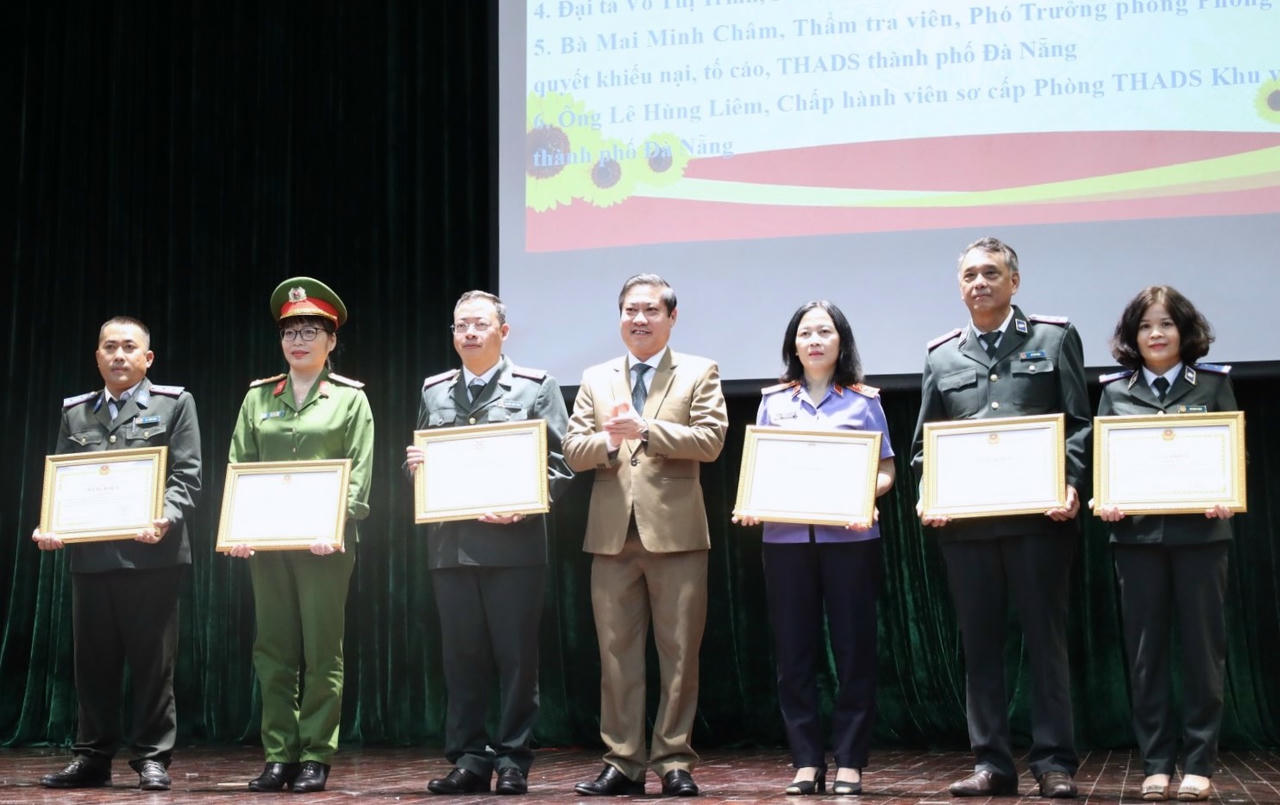 Ph&oacute; Chủ tịch UBND TP Đ&agrave; Nẵng Phan Th&aacute;i B&igrave;nh tặng Bằng khen của th&agrave;nh phố cho 6 c&aacute; nh&acirc;n c&oacute; th&agrave;nh t&iacute;ch xuất sắc trong c&ocirc;ng t&aacute;c THADS.&amp;amp;nbsp;