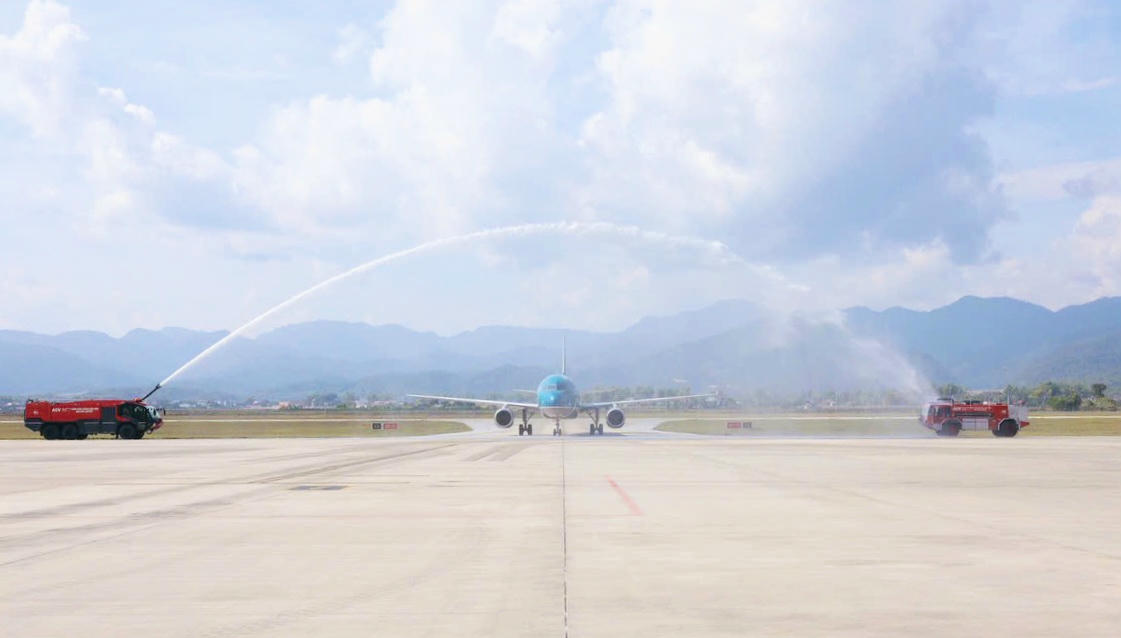 Nghi thức phun vòi rồng chào đón chuyến bay thẳng đầu tiên kết nối TP.HCM và Điện Biên.