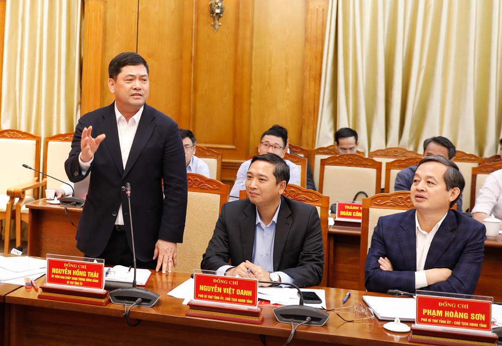 B&iacute; thư Tỉnh ủy Nguyễn Hồng Th&aacute;i ph&aacute;t biểu tại hội nghị.