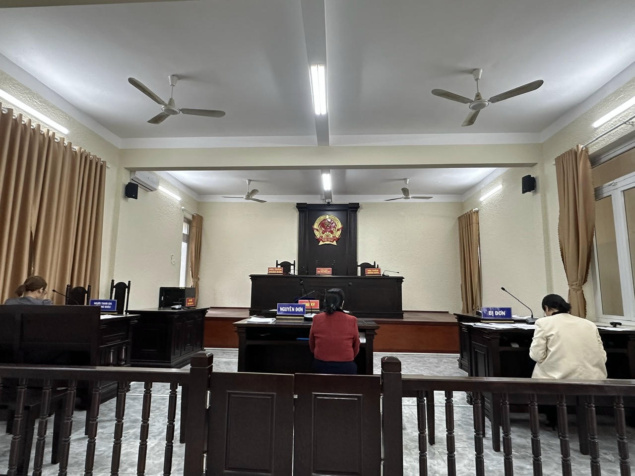 Phi&ecirc;n to&agrave; chiều 25/12 phải dừng để ho&agrave;n thiện một số thủ tục tố tụng.