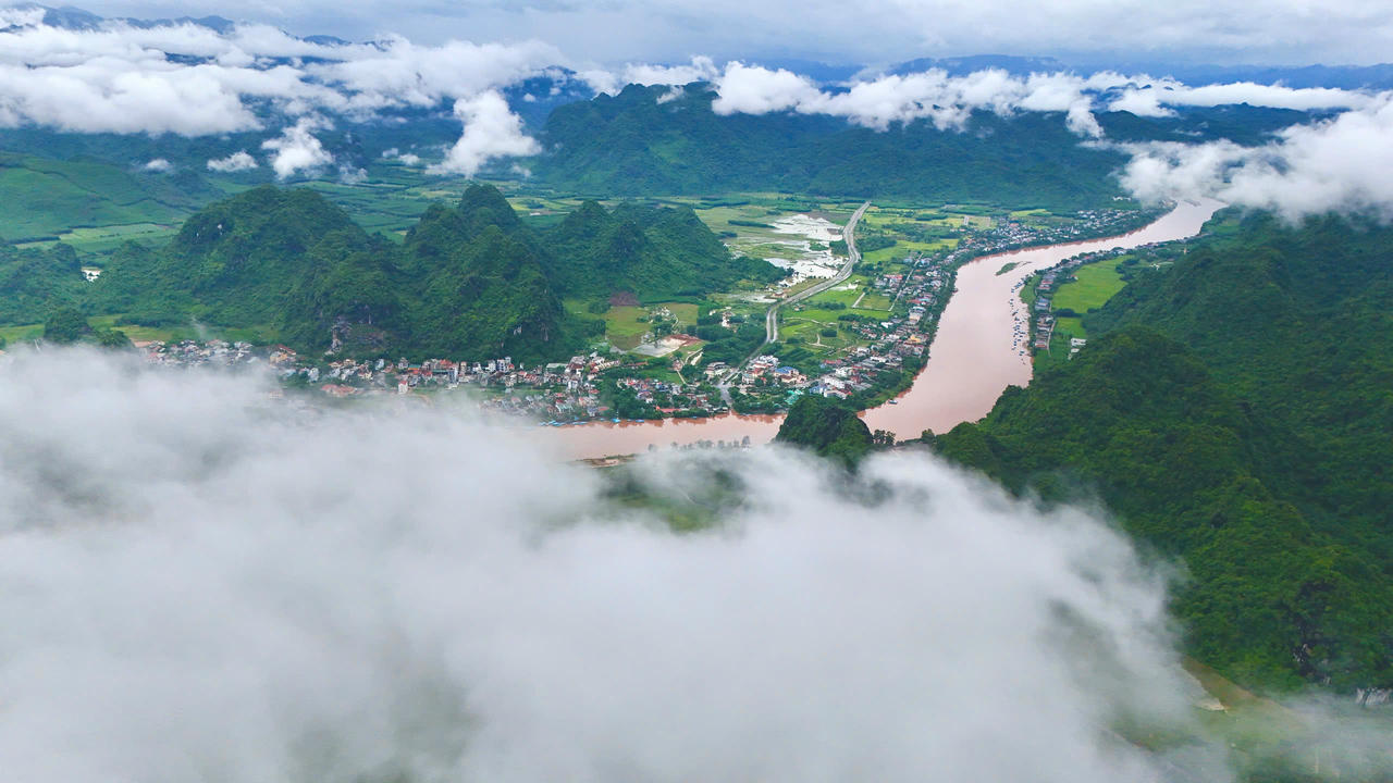 M&acirc;y trắng bảng lảng tr&ocirc;i &ocirc;m ấp lấy cả một v&ugrave;ng trời miền Di sản Phong Nha - Kẻ B&agrave;ng. Ảnh: Jungle Boss