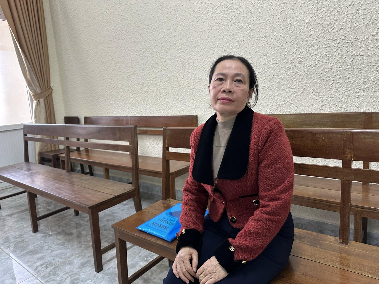 B&agrave; Nguyệt mệt mỏi khi vượt chặng đường d&agrave;i từ H&agrave; Tĩnh v&agrave;o L&acirc;m Đồng kiện đ&ograve;i đất.