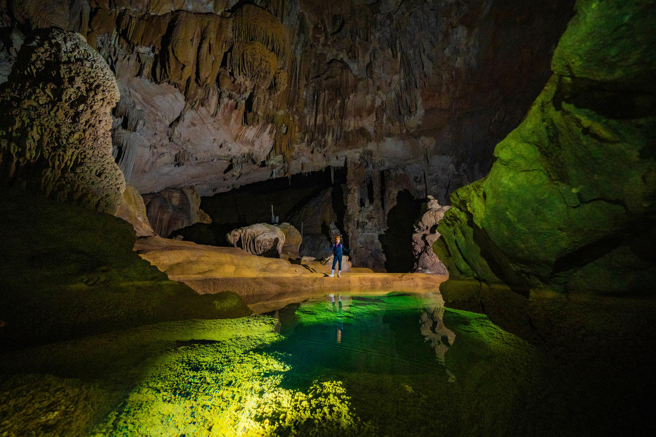 Hồ canxi m&agrave;u xanh lục bảo độc đ&aacute;o, l&agrave; điểm check-in v&agrave; trải nghiệm y&ecirc;u th&iacute;ch của nhiều du kh&aacute;ch. Ảnh: Jungle Boss