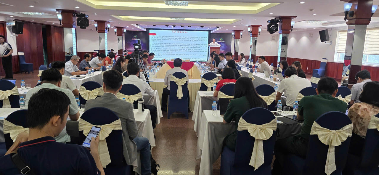 C&aacute;c đại biểu, l&atilde;nh đạo, bi&ecirc;n tập vi&ecirc;n, ph&oacute;ng vi&ecirc;n c&aacute;c cơ quan b&aacute;o ch&iacute; khu vực ph&iacute;a Nam tham dự Toạ đ&agrave;m.