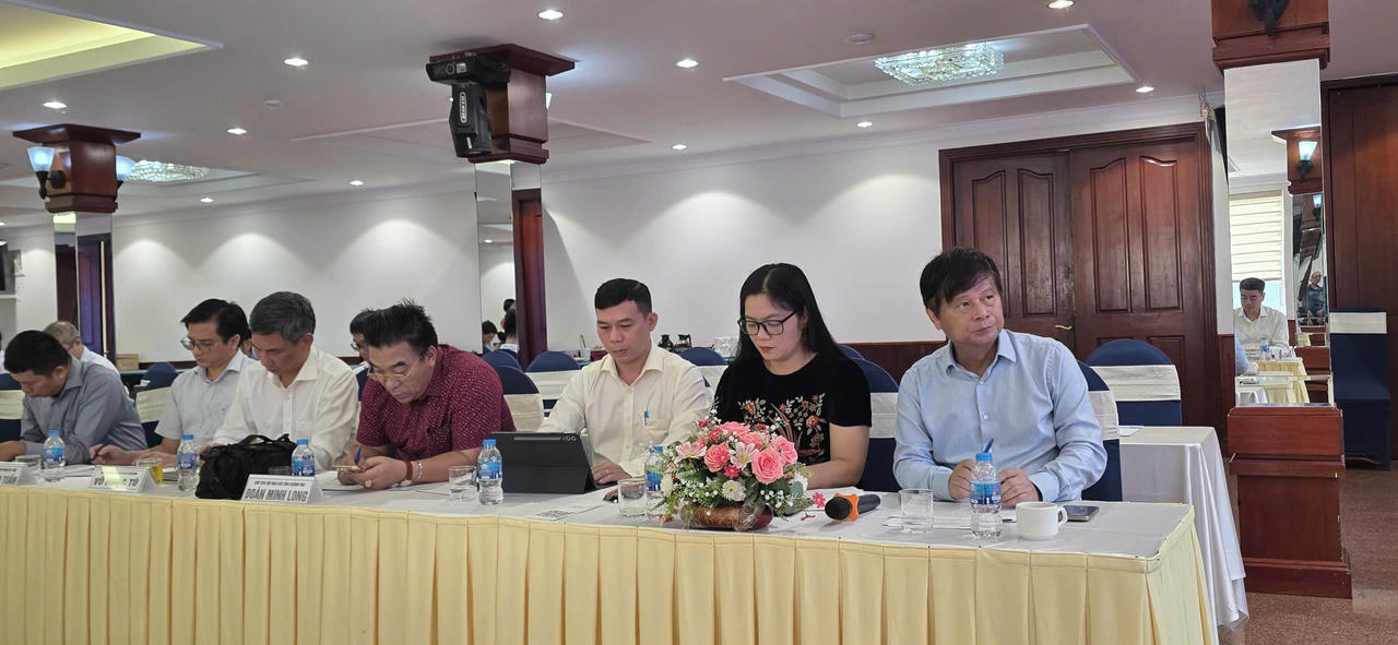 Nh&agrave; b&aacute;o Trần Trọng Dũng v&agrave; c&aacute;c đại biểu tại Toạ đ&agrave;m.