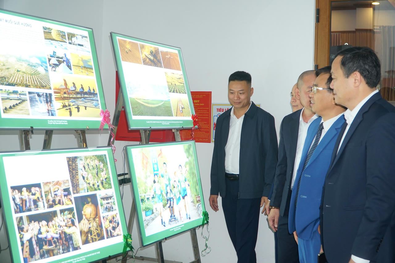 C&aacute;c đại biểu tham quan khu trưng b&agrave;y t&aacute;c phẩm đạt giải Cuộc thi ảnh, video 'Nghệ An hạnh ph&uacute;c - Happy Nghệ An 2025'. Ảnh: Tuyết Lan