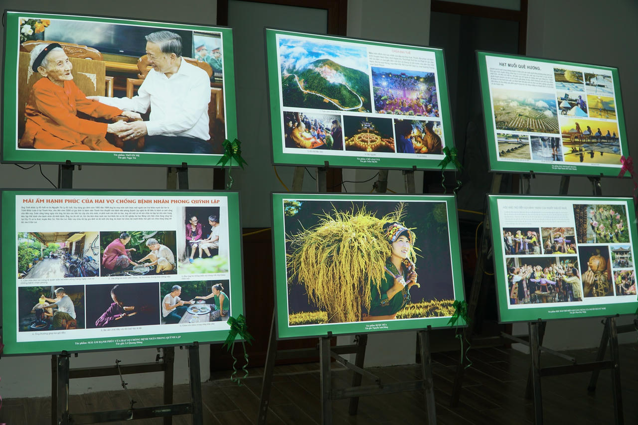 Trưng b&agrave;y c&aacute;c t&aacute;c phẩm đạt giải tại sự kiện. Ảnh: Tuyết Lan