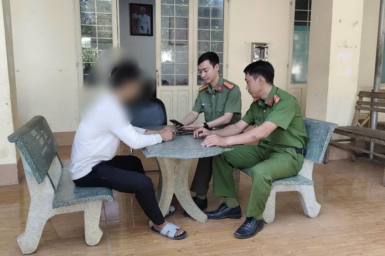 Anh T đang tr&igrave;nh b&agrave;y sự việc với c&aacute;n bộ C&ocirc;ng an x&atilde; T&acirc;n Hưng.