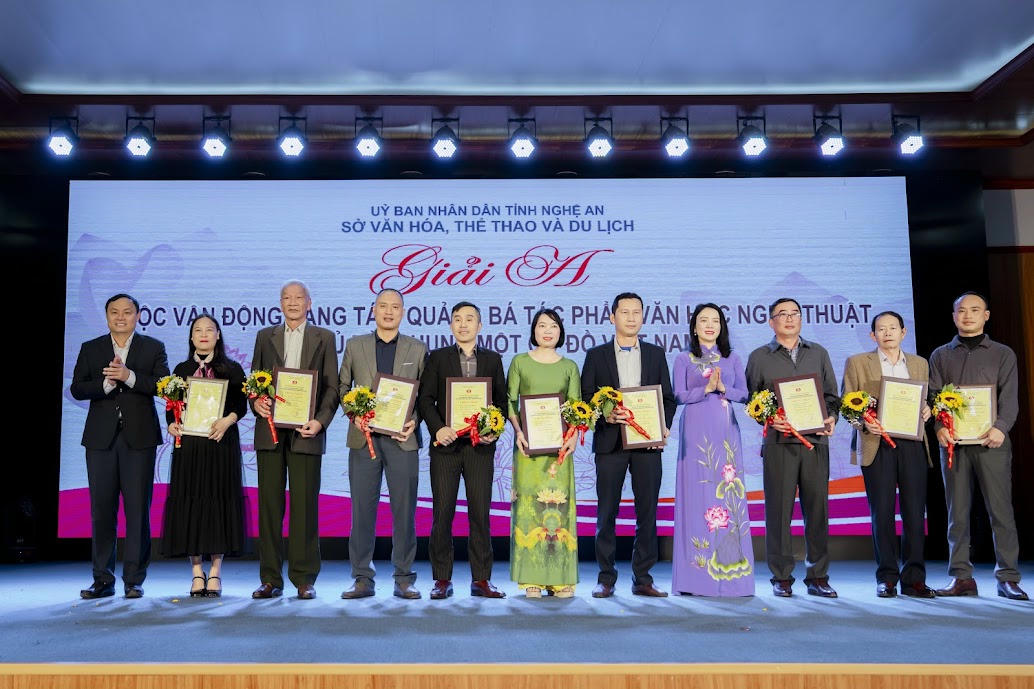 C&aacute;c t&aacute;c giả đạt giải A Cuộc vận động s&aacute;ng t&aacute;c, quảng b&aacute; t&aacute;c phẩm văn học nghệ thuật với chủ đề &ldquo;Chung một cơ đồ Việt Nam&rdquo;. Ảnh: Ho&agrave;ng Cường