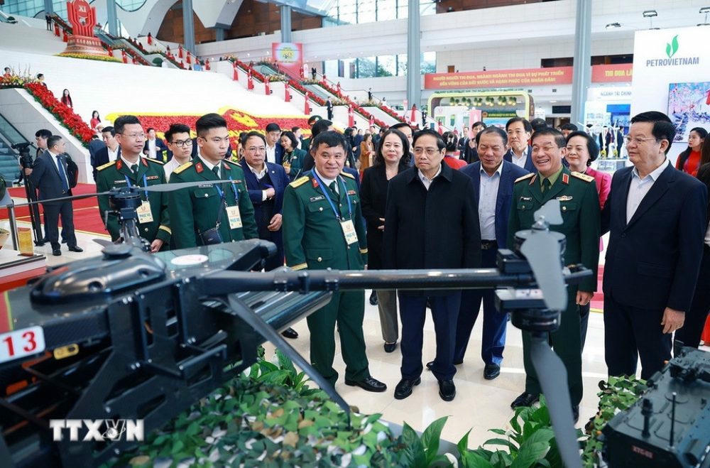 Thủ tướng Ch&iacute;nh phủ Phạm Minh Ch&iacute;nh kiểm tra khu trưng b&agrave;y kh&iacute; t&agrave;i qu&acirc;n sự (Ảnh: TTXVN)..