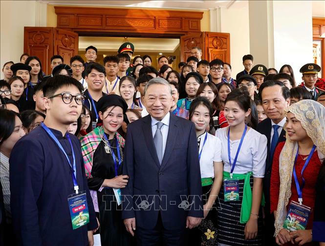 Tổng B&iacute; thư T&ocirc; L&acirc;m gặp mặt học sinh, sinh vi&ecirc;n, thanh ni&ecirc;n d&acirc;n tộc thiểu số xuất sắc, ti&ecirc;u biểu. Ảnh: Thống Nhất/TTXVN
